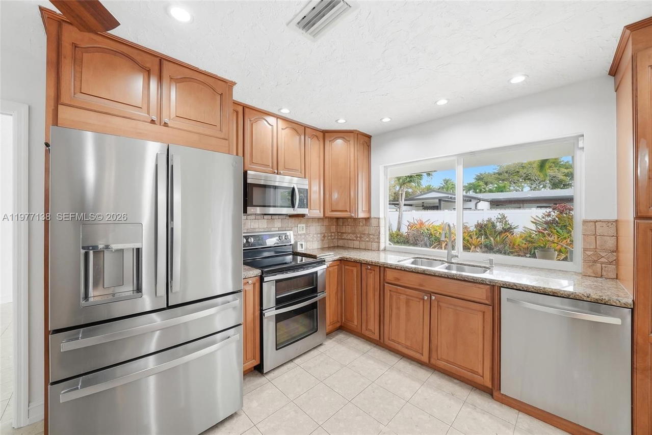 Real estate property located at 1880 206th Ter, Miami-dade, Highland Lakes Estates, Miami, FL