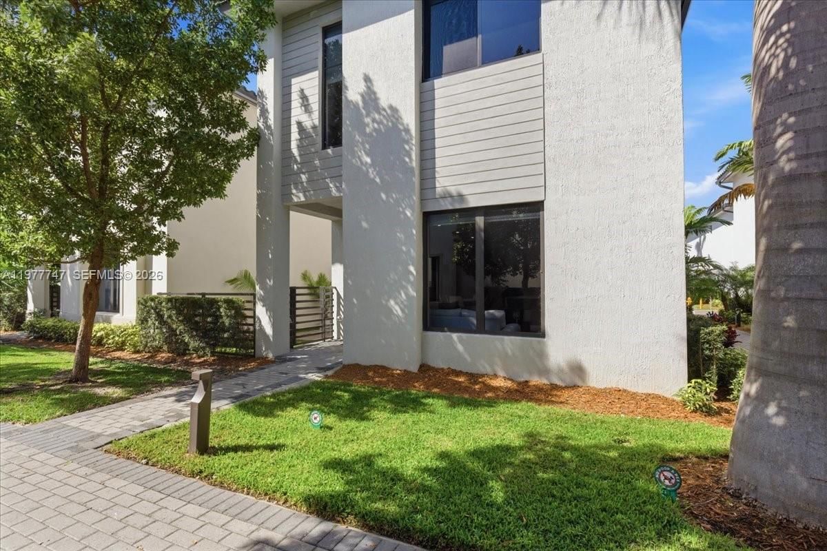 Real estate property located at 4395 80th Ct, Miami-dade, Canarias East, Doral, FL