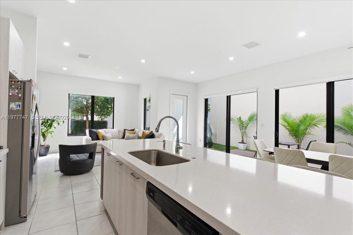 Real estate property located at 4395 80th Ct, Miami-dade, Canarias East, Doral, FL