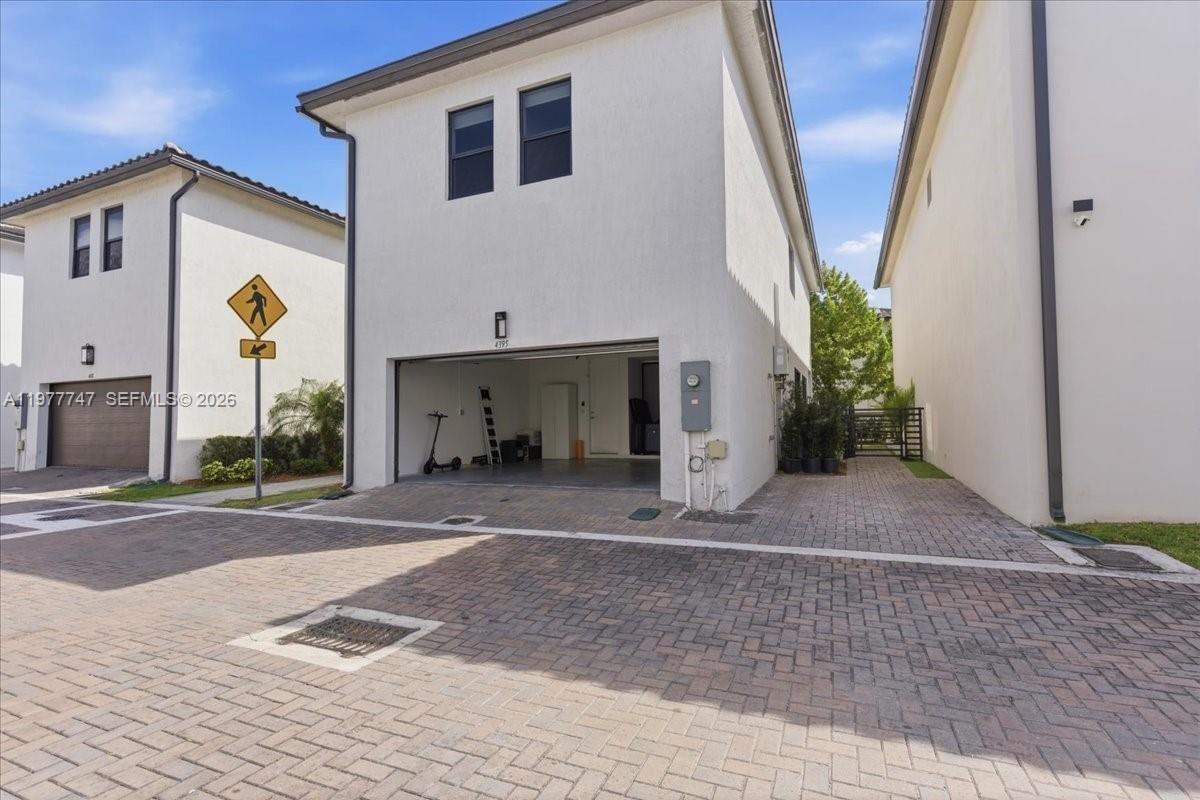 Real estate property located at 4395 80th Ct, Miami-dade, Canarias East, Doral, FL