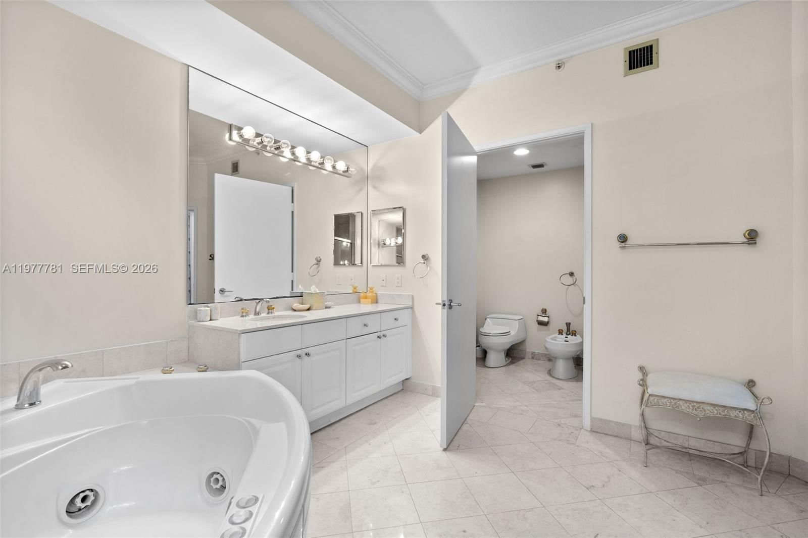 Real estate property located at 733 Crandon Blvd #405, Miami-dade, Lake Villa Two Condo, Key Biscayne, FL