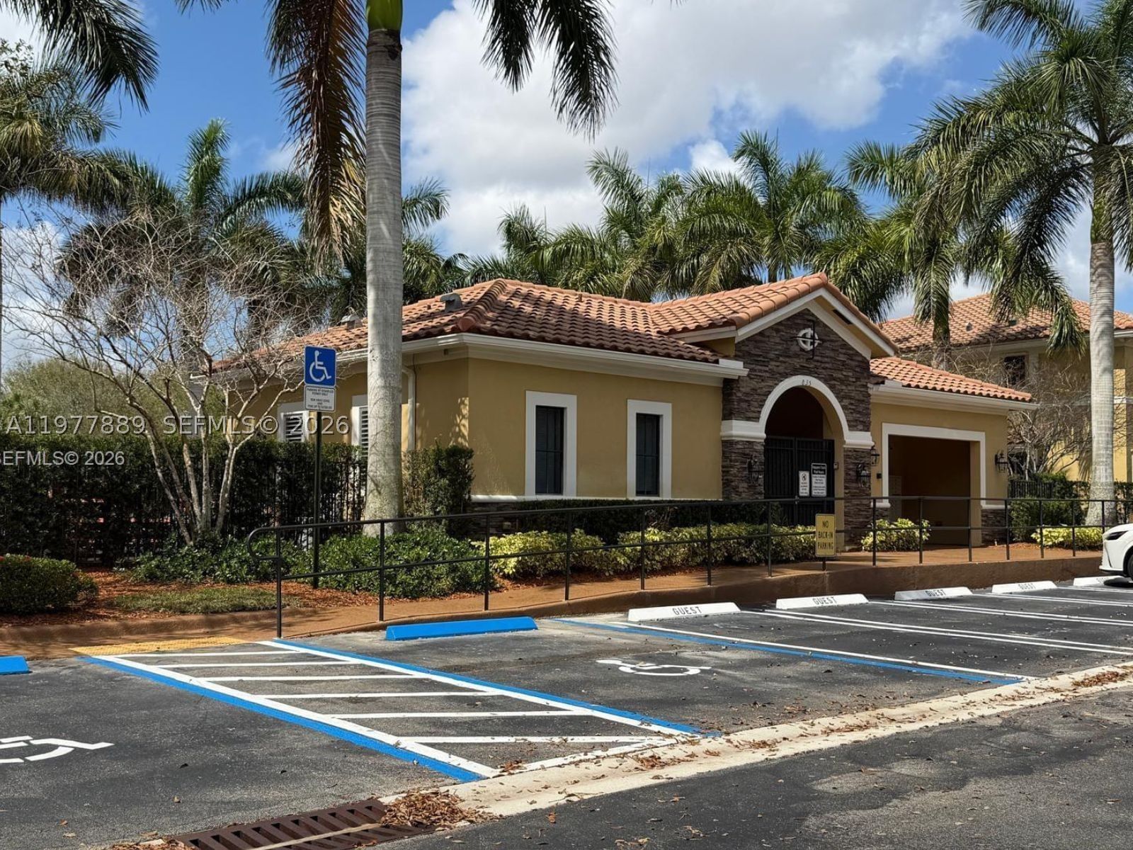 Real estate property located at 12350 Village Cir, Broward, Davis Plat, Davie, FL