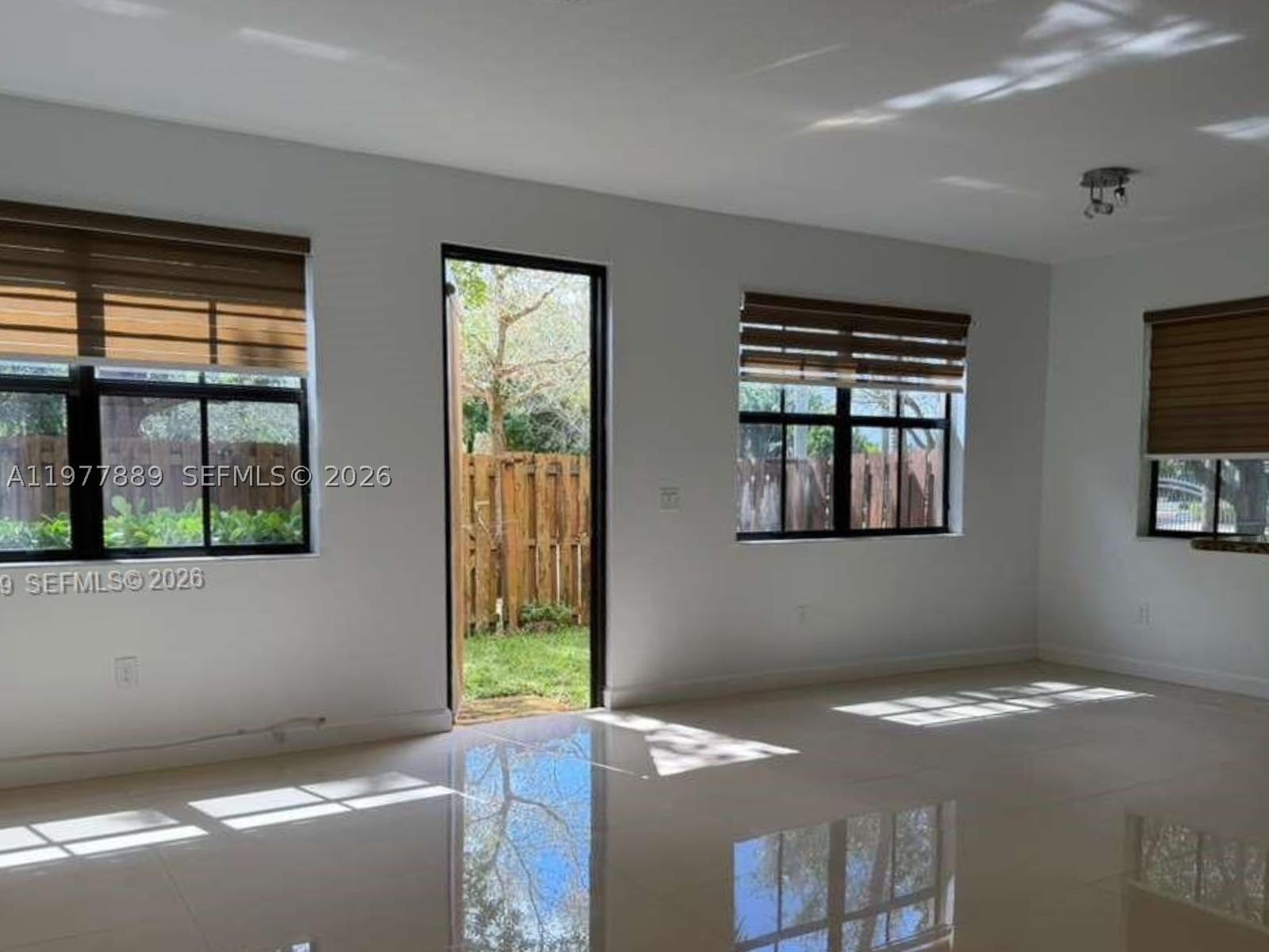 Real estate property located at 12350 Village Cir, Broward, Davis Plat, Davie, FL