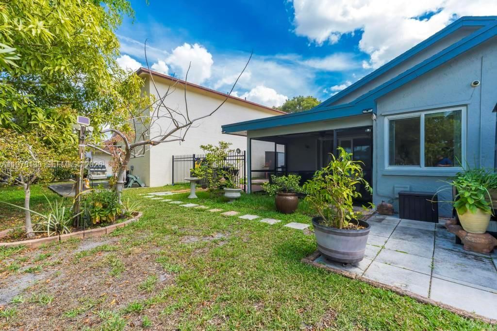 Real estate property located at 529 Lakeside Cir, Broward, New River Estates Section, Sunrise, FL