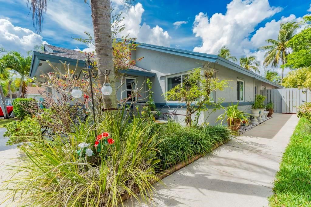 Real estate property located at 529 Lakeside Cir, Broward, New River Estates Section, Sunrise, FL