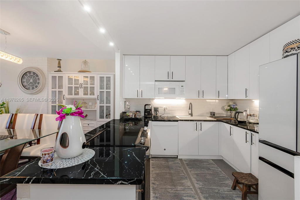 Real estate property located at 2801 183rd St #1108W, Miami-dade, Admirals Port Condo-east, Aventura, FL
