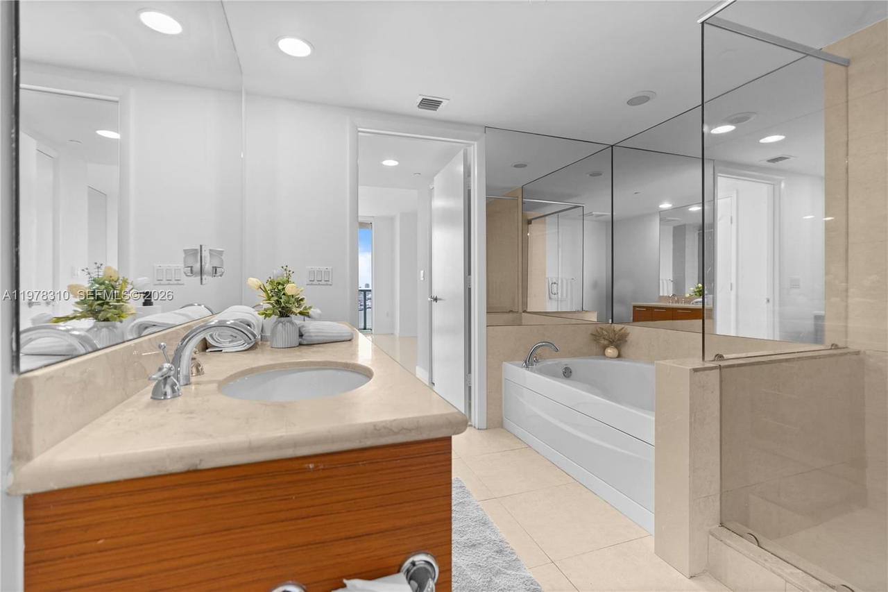 Real estate property located at 50 Biscayne Blvd #1902, Miami-dade, 50 Biscayne Condo, Miami, FL