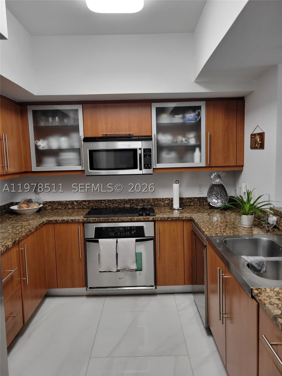 Real estate property located at 888 Douglas Rd #1110, Miami-dade, Puerta De Palmas Condo, Coral Gables, FL