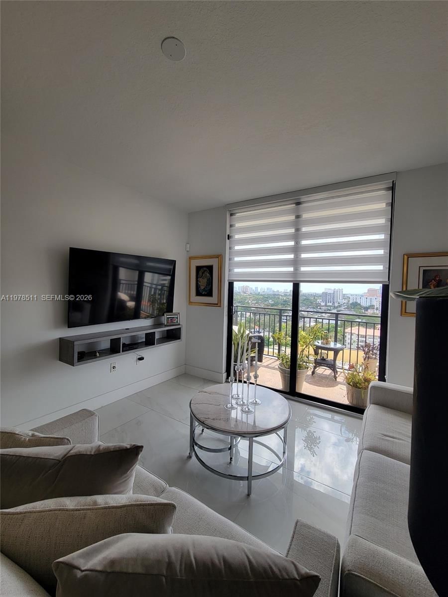 Real estate property located at 888 Douglas Rd #1110, Miami-dade, Puerta De Palmas Condo, Coral Gables, FL