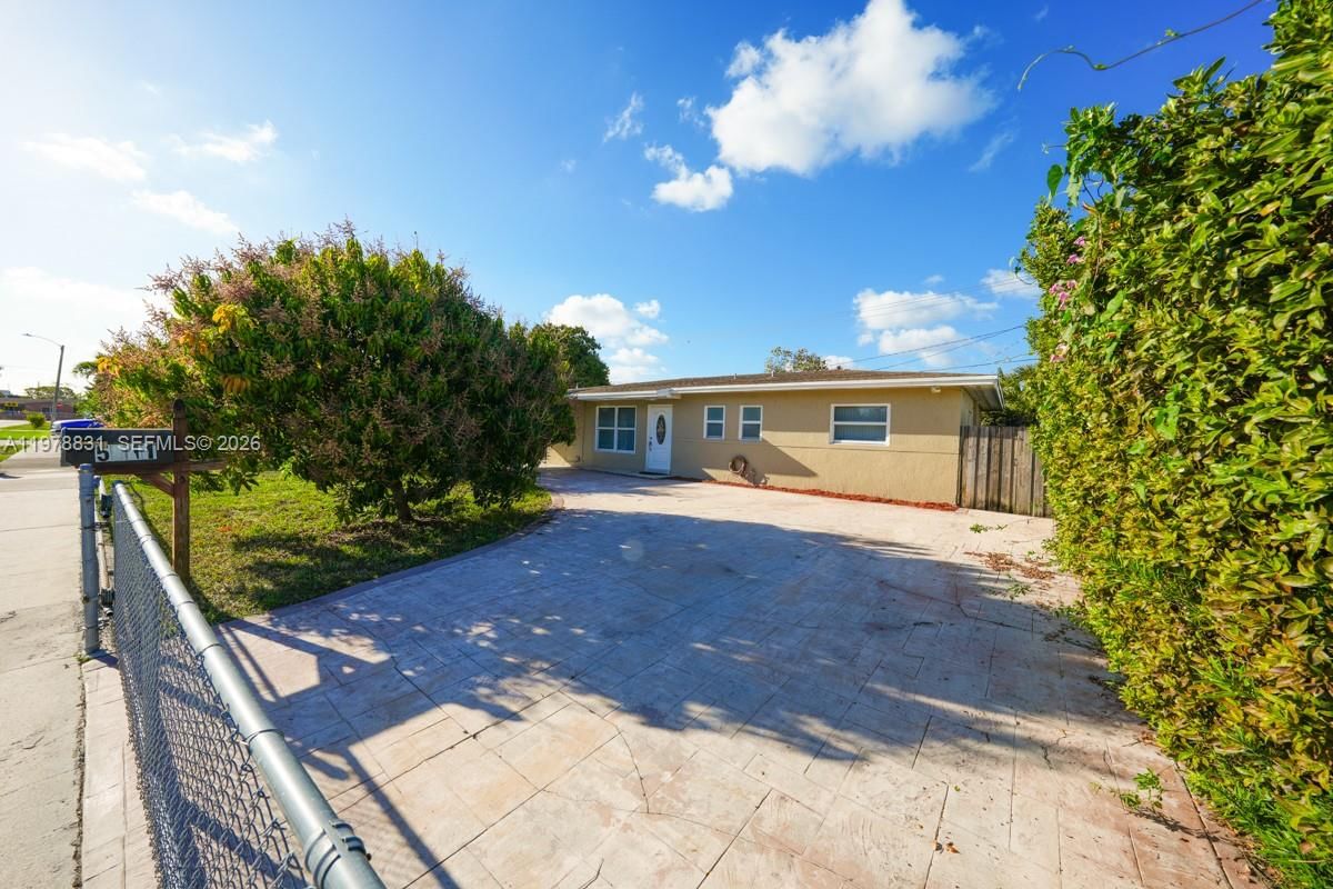 Real estate property located at 5511 180th Ter, Miami-dade, Carol City Lake Steven Es, Miami Gardens, FL