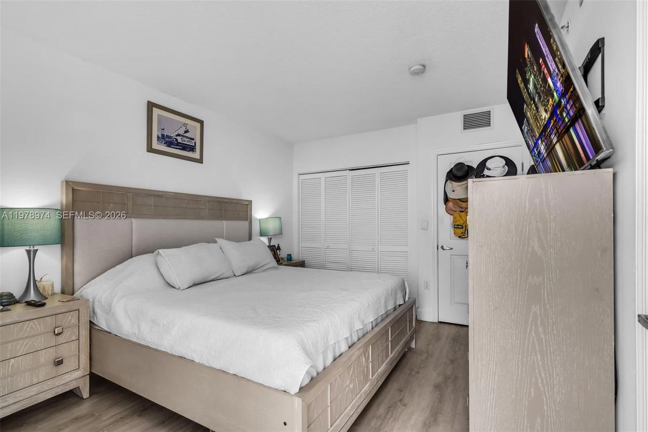 Real estate property located at 900 8th St #1603, Miami-dade, Brickell Vista Condo, Miami, FL
