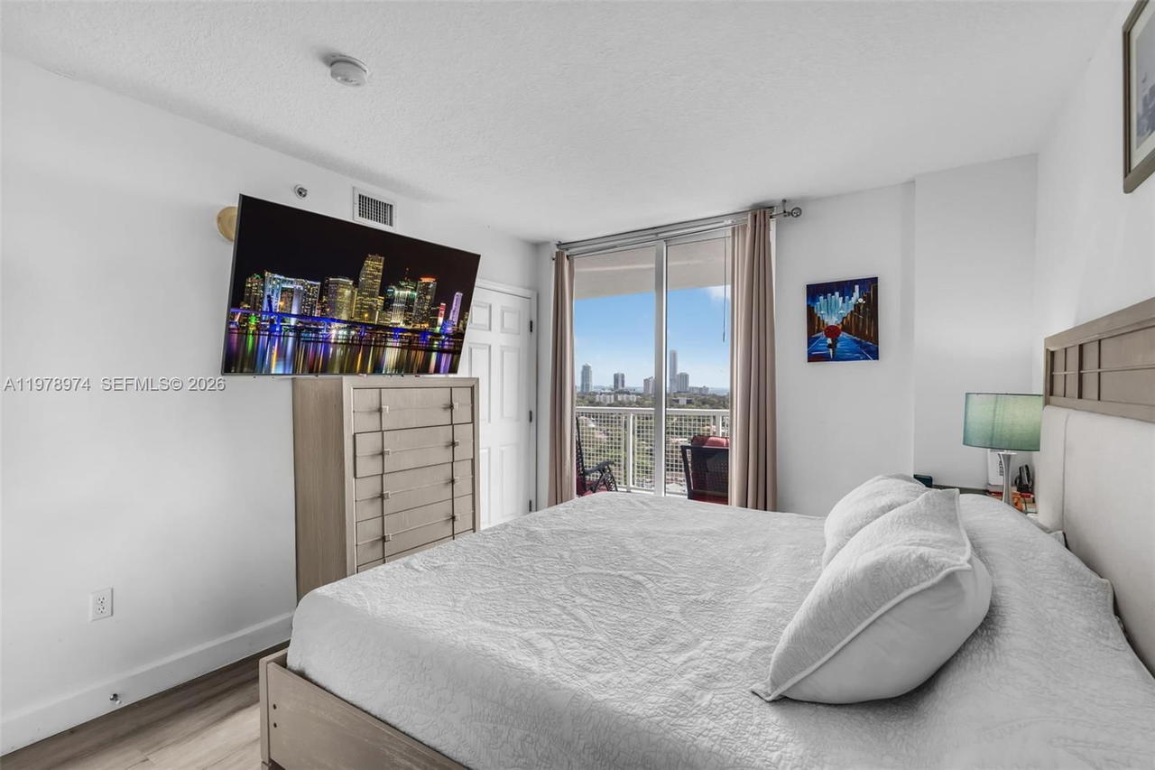Real estate property located at 900 8th St #1603, Miami-dade, Brickell Vista Condo, Miami, FL
