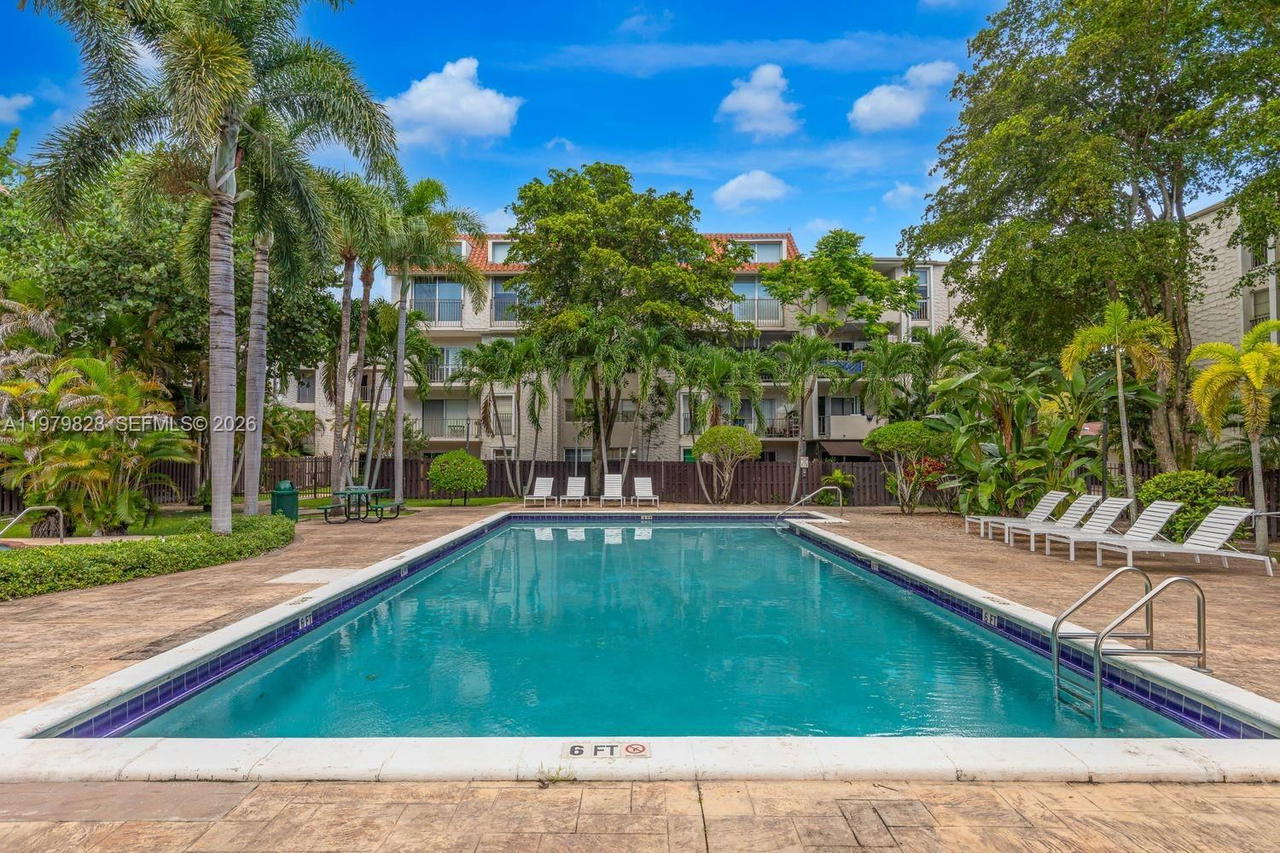 Real estate property located at 6884 Kendall Dr C401, Miami-dade, Dadeland Grove Condo, Pinecrest, FL