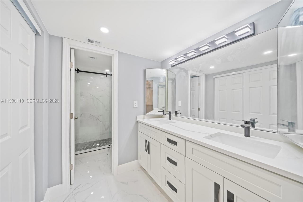 Real estate property located at 1001 Colony Point Cir #114, Broward, Colony Point 5 Condo, Pembroke Pines, FL