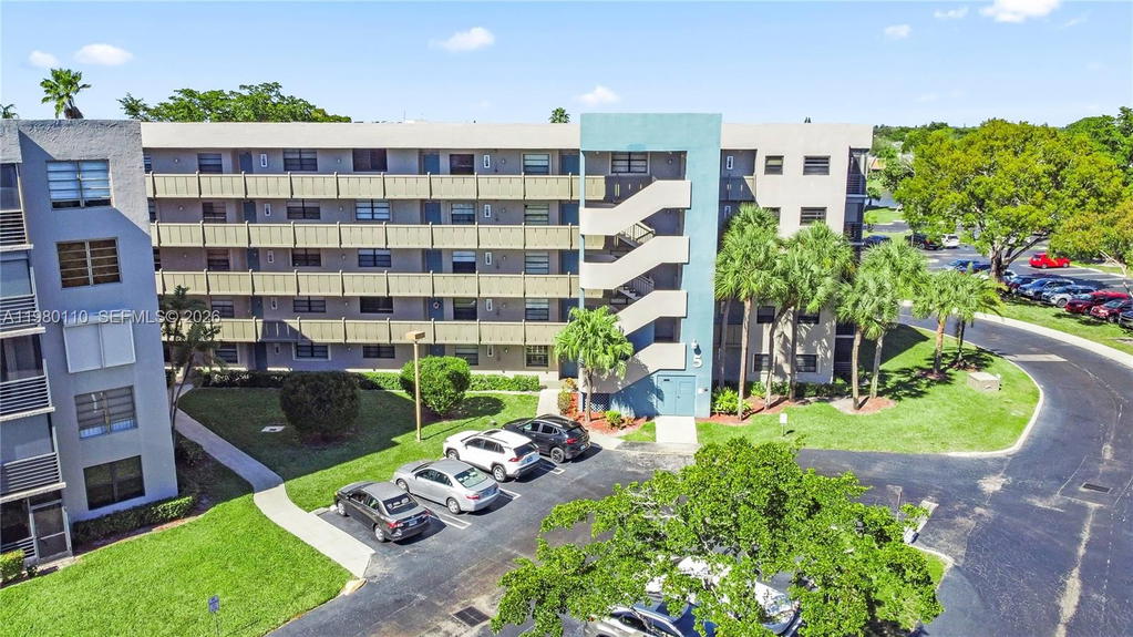 Real estate property located at 1001 Colony Point Cir #114, Broward, Colony Point 5 Condo, Pembroke Pines, FL