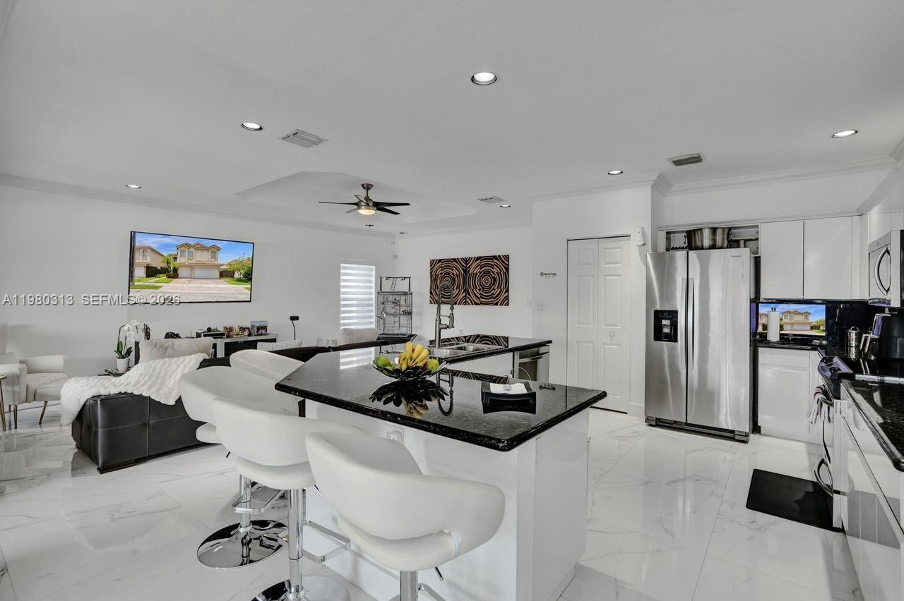 Real estate property located at 11008 73rd St, Miami-dade, Doral Isles St Croix Amen, Doral, FL