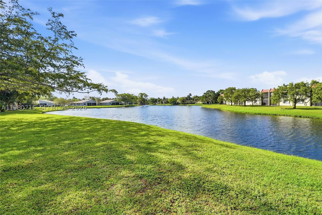 Real estate property located at 567 Racquet Club Rd #18, Broward, Bonaventure, Weston, FL