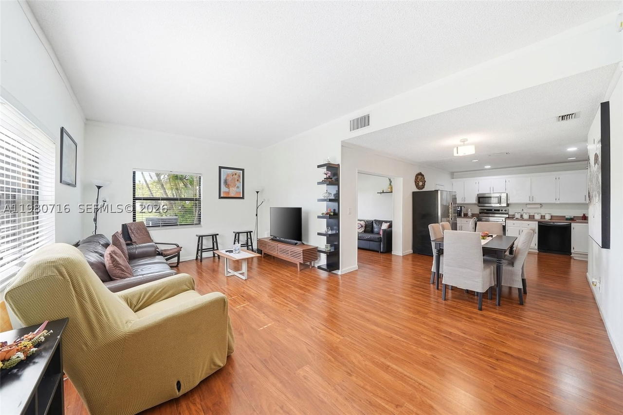 Real estate property located at 567 Racquet Club Rd #18, Broward, Bonaventure, Weston, FL