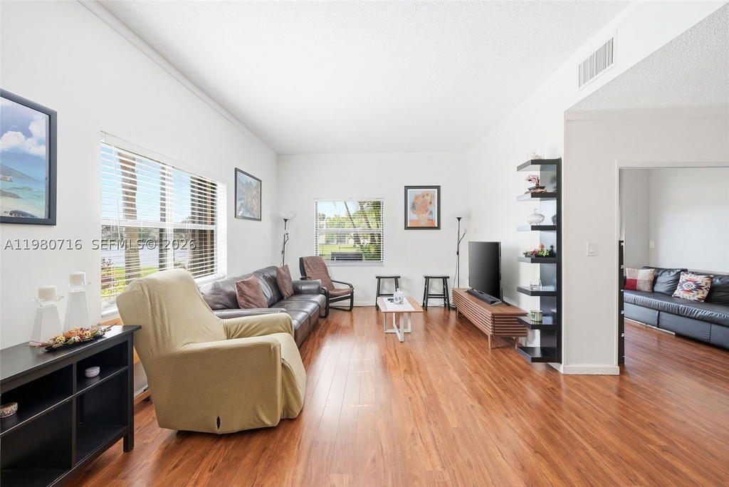 Real estate property located at 567 Racquet Club Rd #18, Broward, Bonaventure, Weston, FL