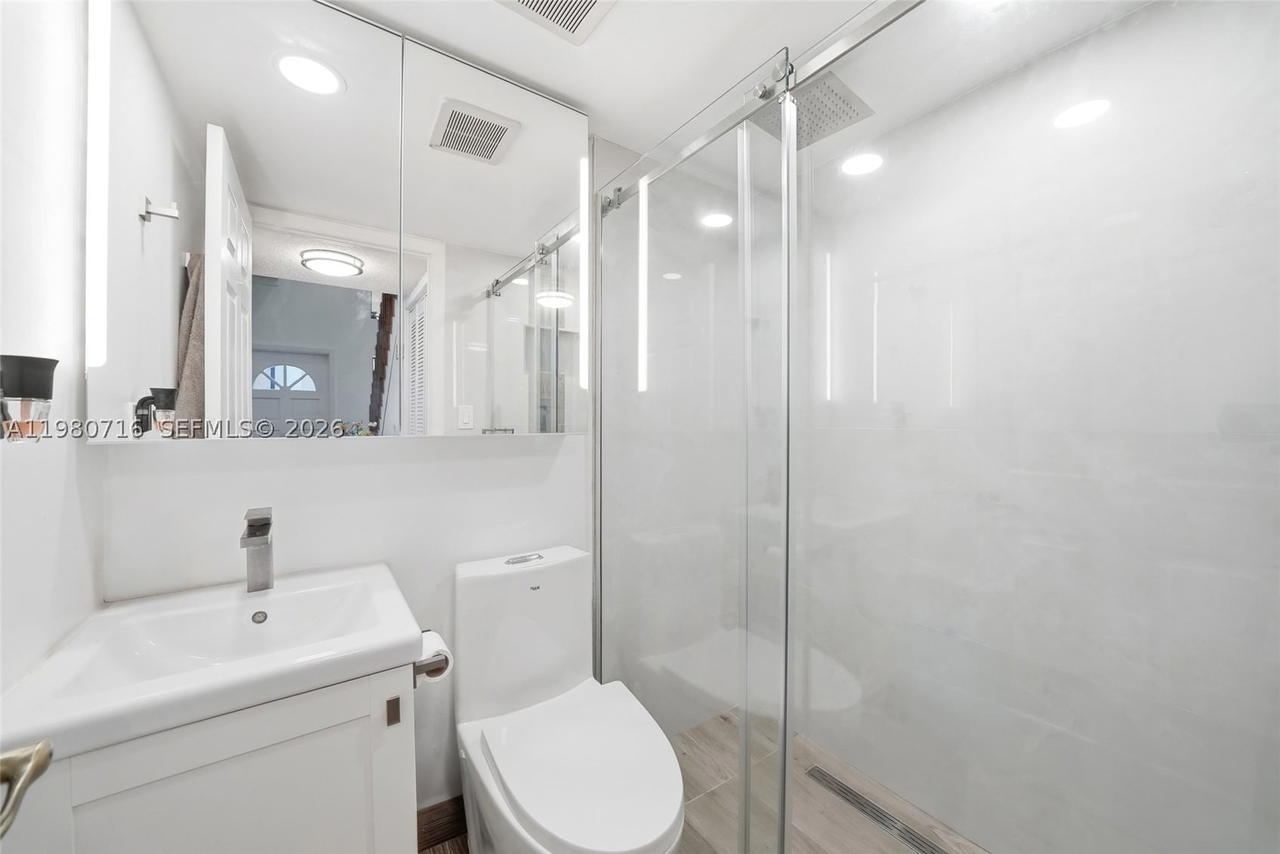 Real estate property located at 567 Racquet Club Rd #18, Broward, Bonaventure, Weston, FL