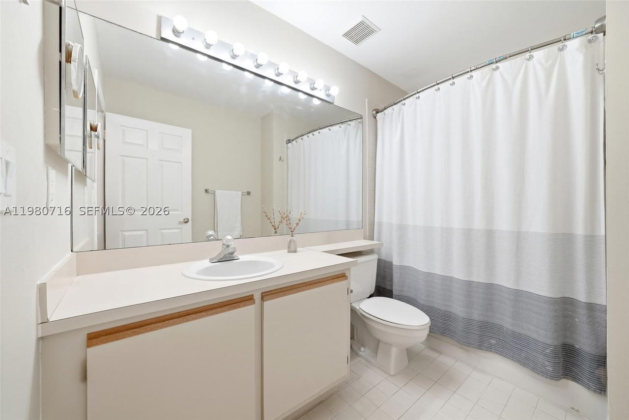 Real estate property located at 567 Racquet Club Rd #18, Broward, Bonaventure, Weston, FL