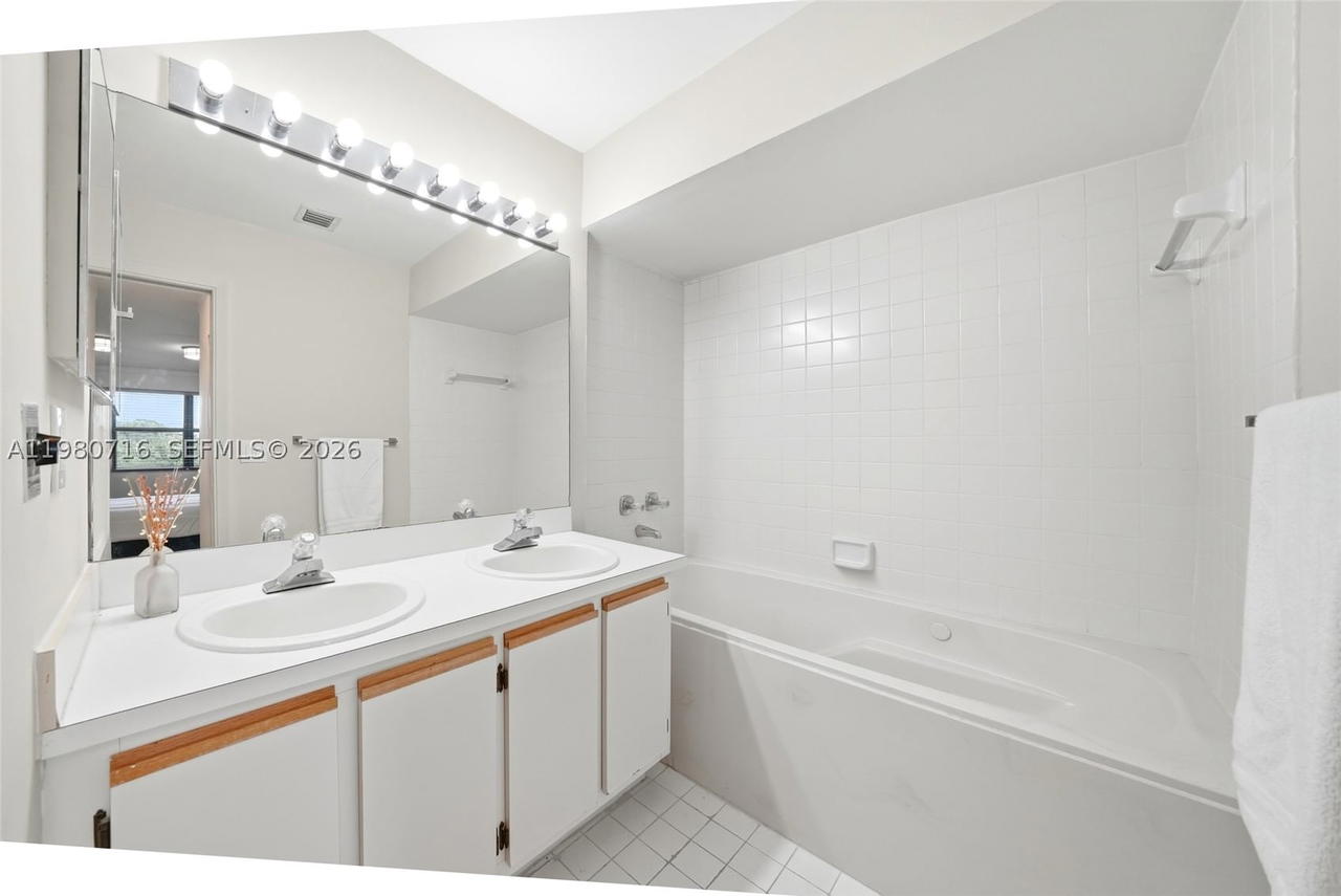 Real estate property located at 567 Racquet Club Rd #18, Broward, Bonaventure, Weston, FL