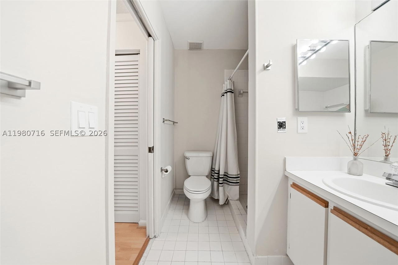 Real estate property located at 567 Racquet Club Rd #18, Broward, Bonaventure, Weston, FL
