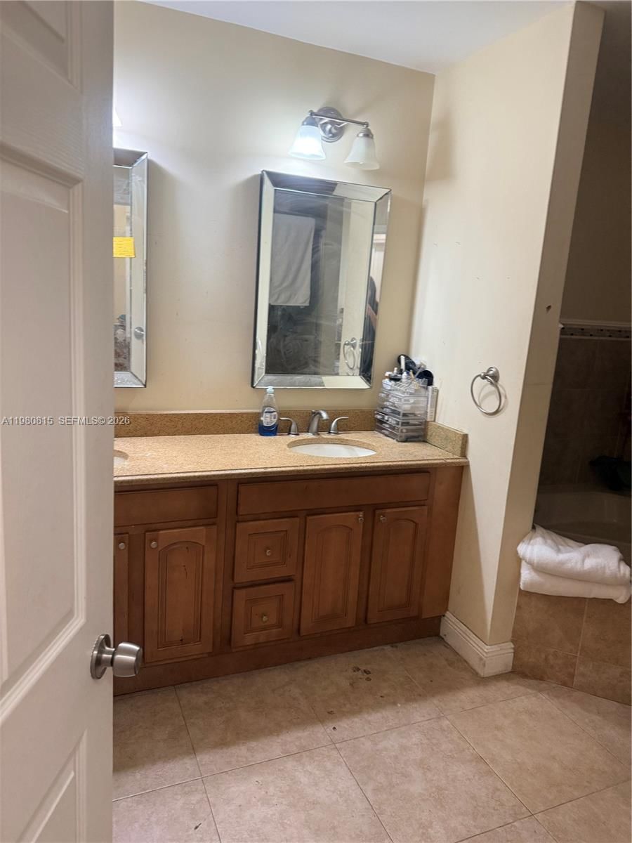 Real estate property located at 9721 213th Ter, Miami-dade, Villas Of Old Cutler, Cutler Bay, FL