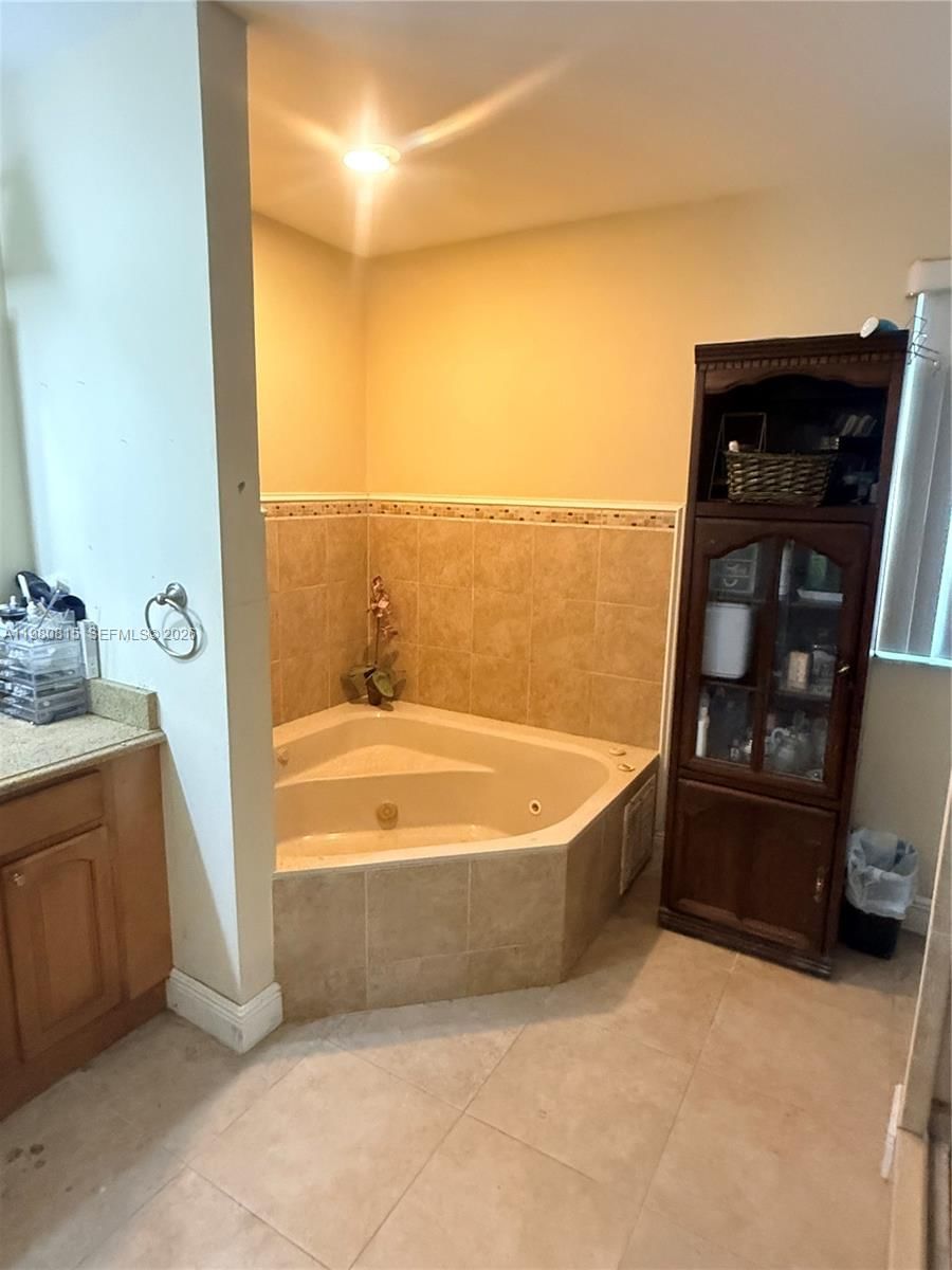 Real estate property located at 9721 213th Ter, Miami-dade, Villas Of Old Cutler, Cutler Bay, FL