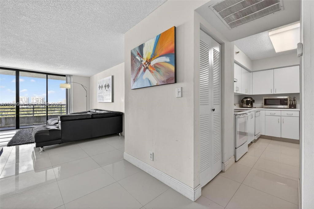 Real estate property located at 3300 192nd St #1611, Miami-dade, Parc Central Aventura Eas, Aventura, FL