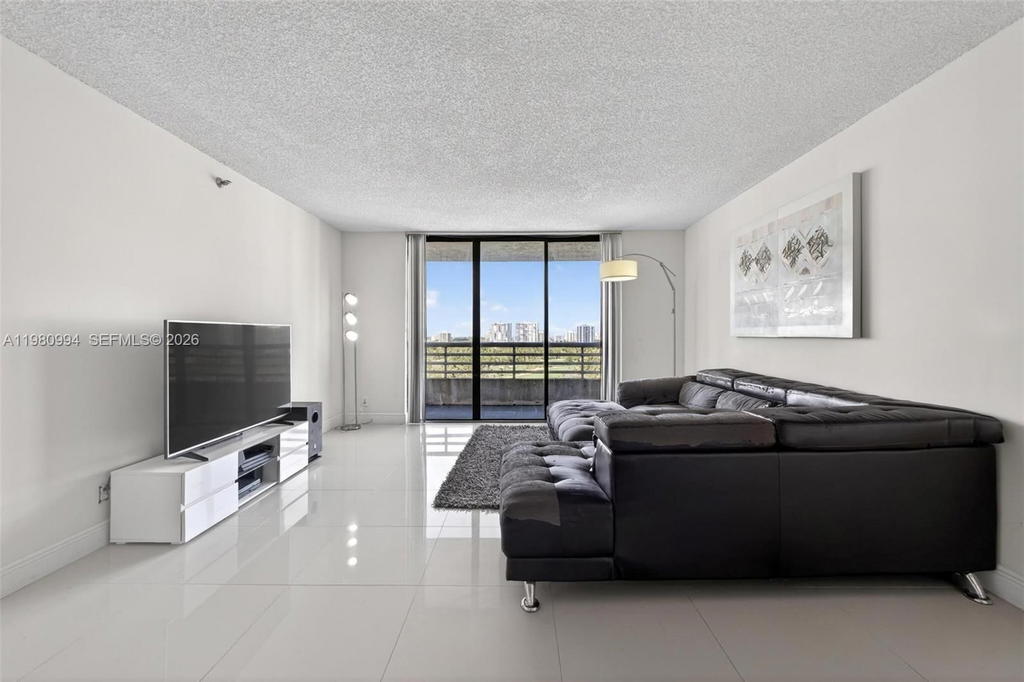 Real estate property located at 3300 192nd St #1611, Miami-dade, Parc Central Aventura Eas, Aventura, FL