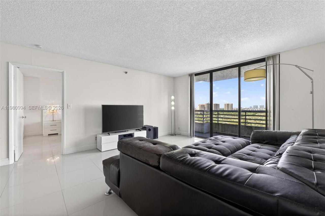 Real estate property located at 3300 192nd St #1611, Miami-dade, Parc Central Aventura Eas, Aventura, FL