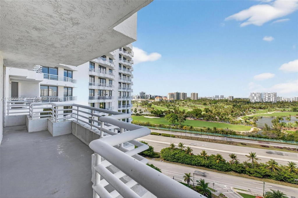 Real estate property located at 3300 192nd St #1611, Miami-dade, Parc Central Aventura Eas, Aventura, FL
