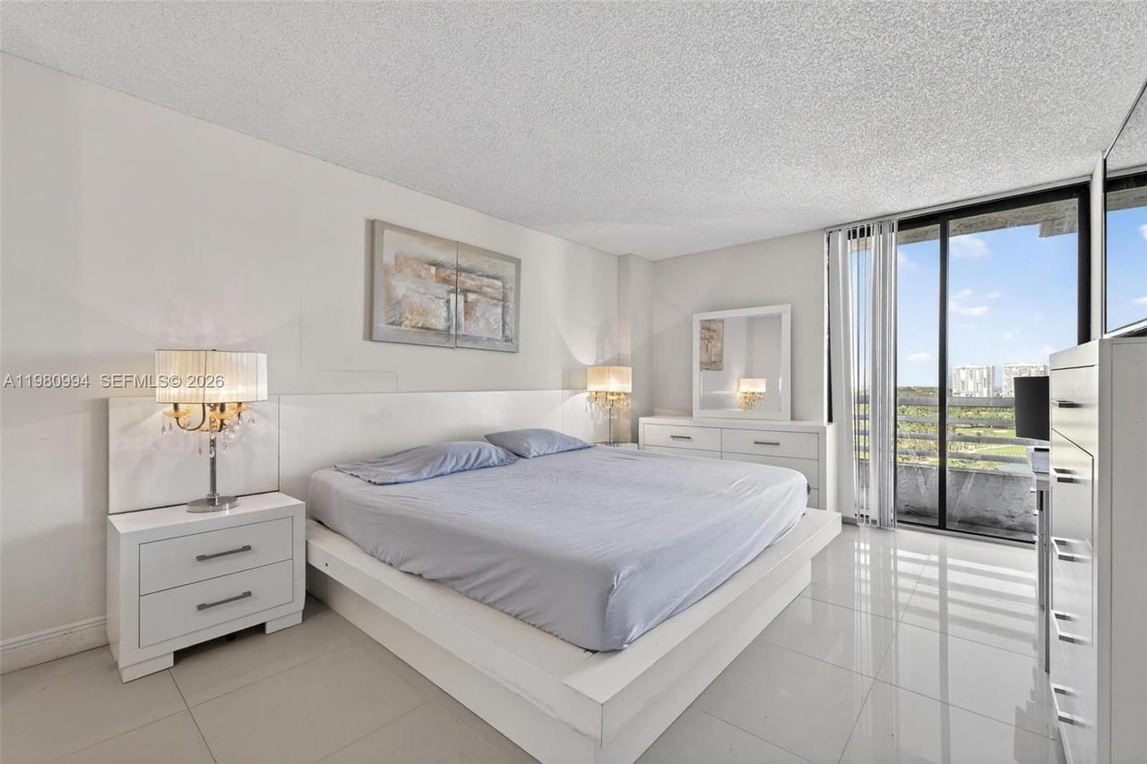 Real estate property located at 3300 192nd St #1611, Miami-dade, Parc Central Aventura Eas, Aventura, FL