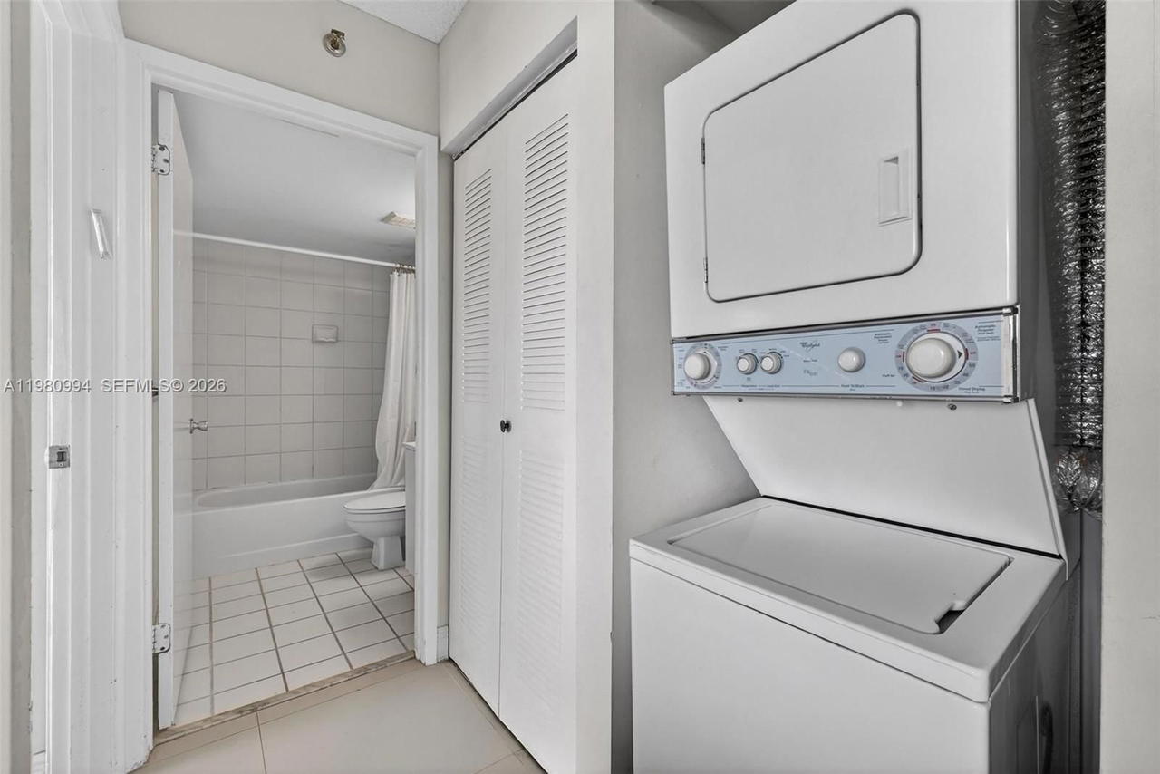 Real estate property located at 3300 192nd St #1611, Miami-dade, Parc Central Aventura Eas, Aventura, FL