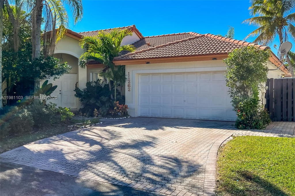 Real estate property located at 11262 59th Ter, Miami-dade, Doral Isles Cayman, Doral, FL