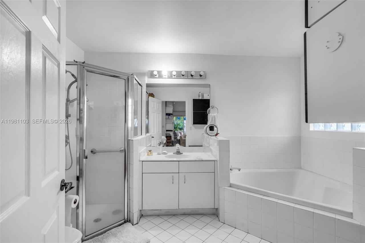 Real estate property located at 11262 59th Ter, Miami-dade, Doral Isles Cayman, Doral, FL