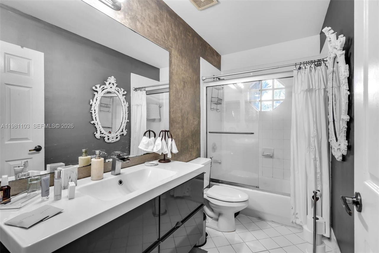 Real estate property located at 11262 59th Ter, Miami-dade, Doral Isles Cayman, Doral, FL