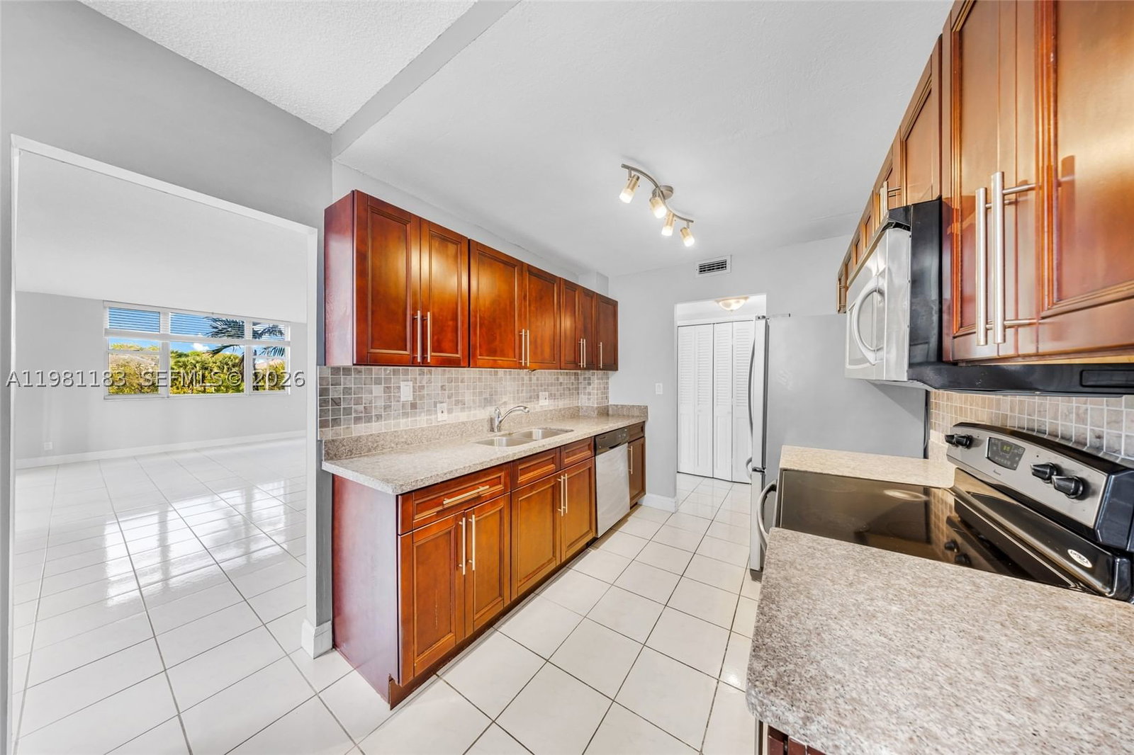 Real estate property located at 4350 Hillcrest Dr #200, Broward, Hillcrest East No 22 Cond, Hollywood, FL