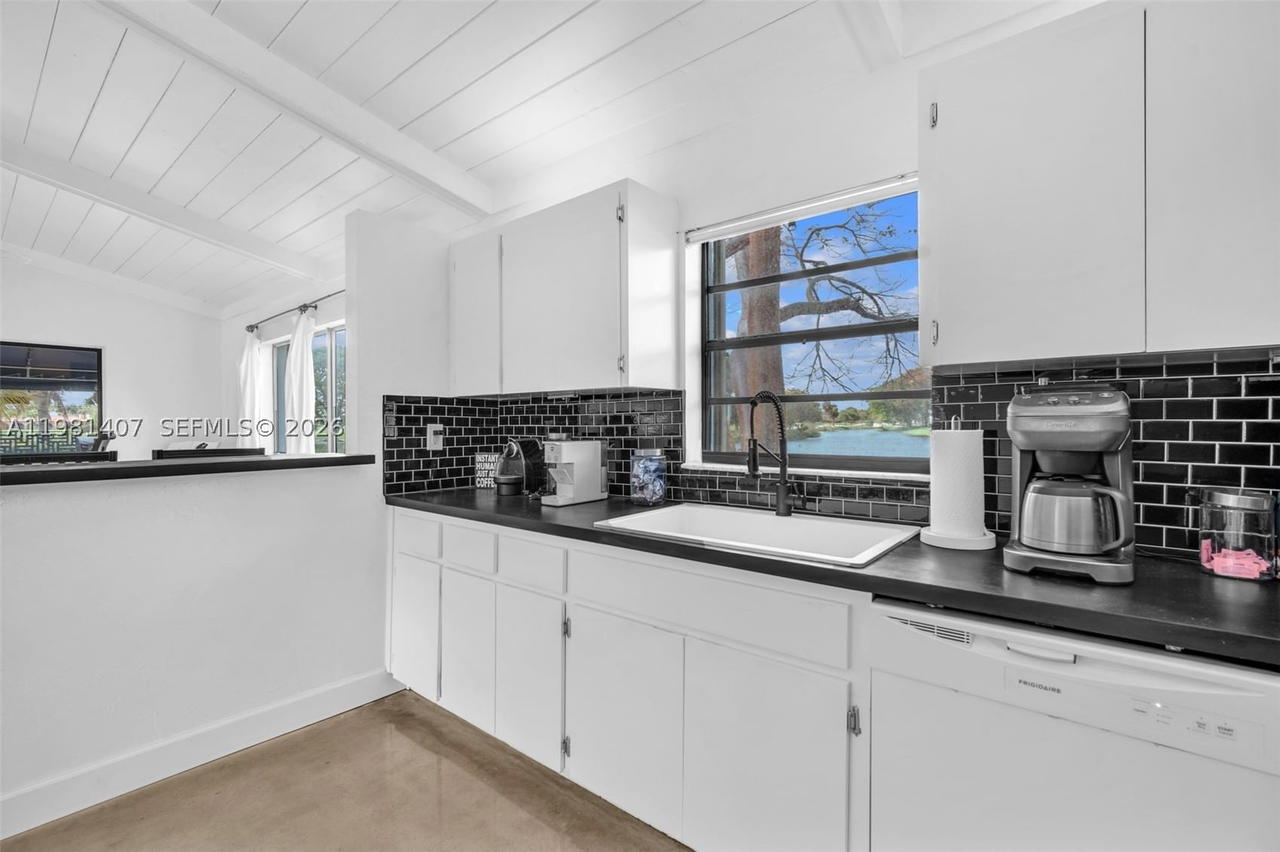 Real estate property located at 211 87th Ter, Broward, Jacaranda Area 4, Plantation, FL