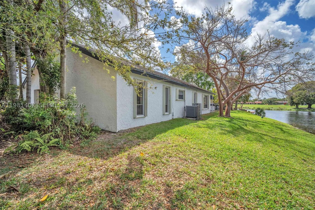 Real estate property located at 211 87th Ter, Broward, Jacaranda Area 4, Plantation, FL