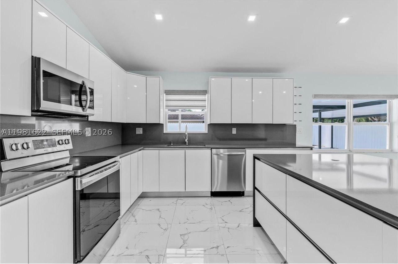 Real estate property located at 14721 170th Ter, Miami-dade, Mandy Sub, Miami, FL