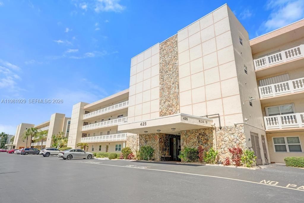 Real estate property located at 425 11th Ter #204, Broward, Meadowbrook Lakes Condo, Dania Beach, FL