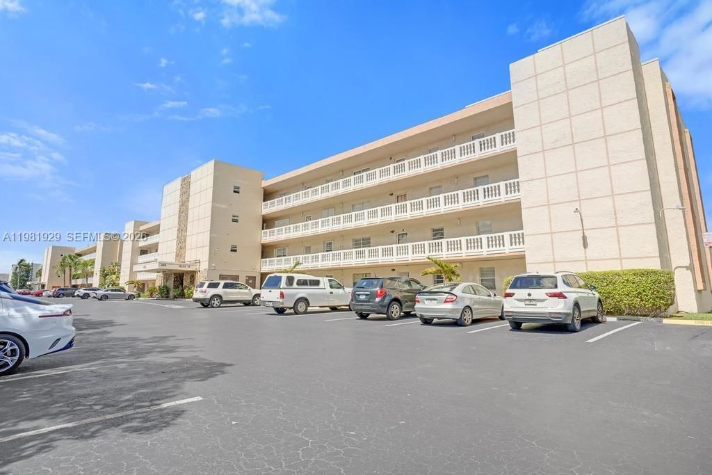 Real estate property located at 425 11th Ter #204, Broward, Meadowbrook Lakes Condo, Dania Beach, FL