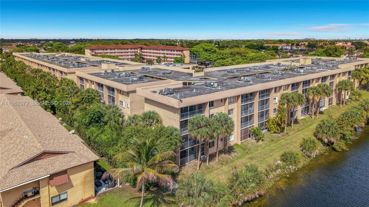 Real estate property located at 17000 67th Ave #423, Miami-dade, Country Lane Condo #2, Hialeah, FL