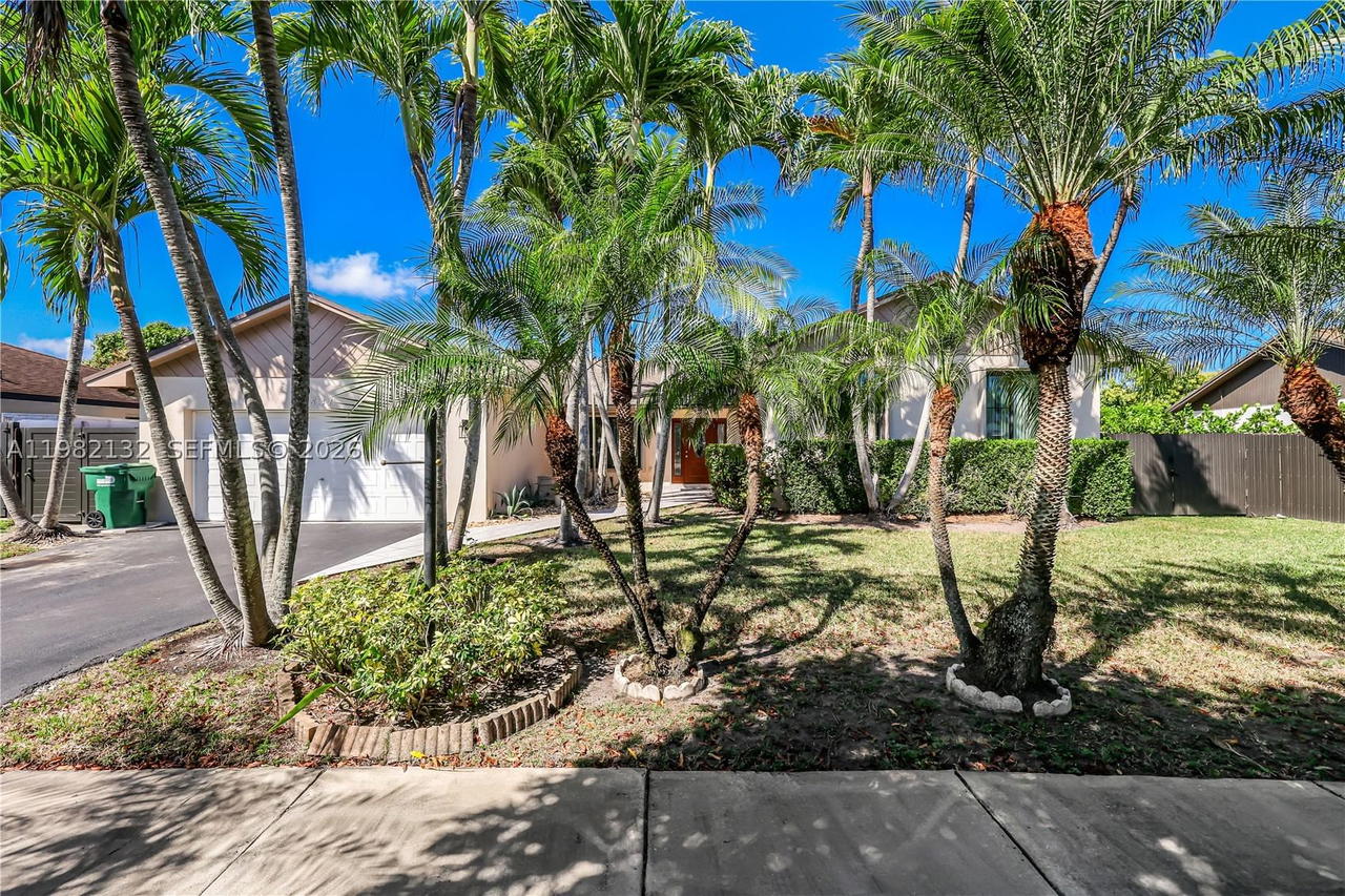 Real estate property located at 11541 100th St, Miami-dade, Glen Cove Sec 1, Miami, FL