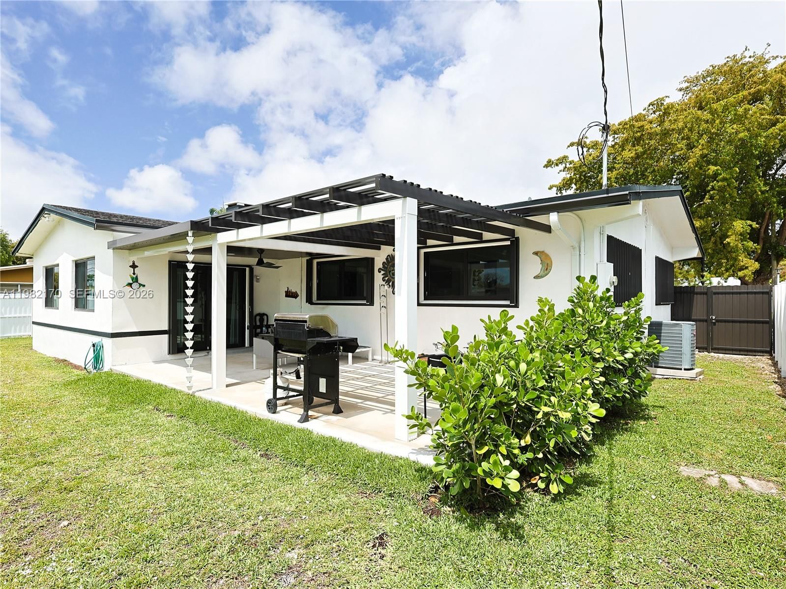 Real estate property located at 9460 Martinique Dr, Miami-dade, Cutler Ridge Sec 3, Cutler Bay, FL