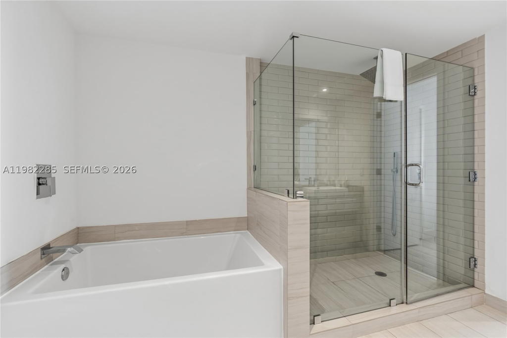 Real estate property located at 4010 Ocean Dr R2005, Broward, 4010 South Ocean Condo, Hollywood, FL