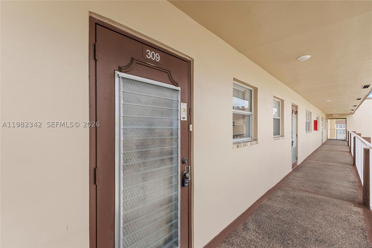 Real estate property located at 8950 Sunrise Lakes Blvd #309, Broward, Sunrise Lakes Phase 3, Sunrise, FL