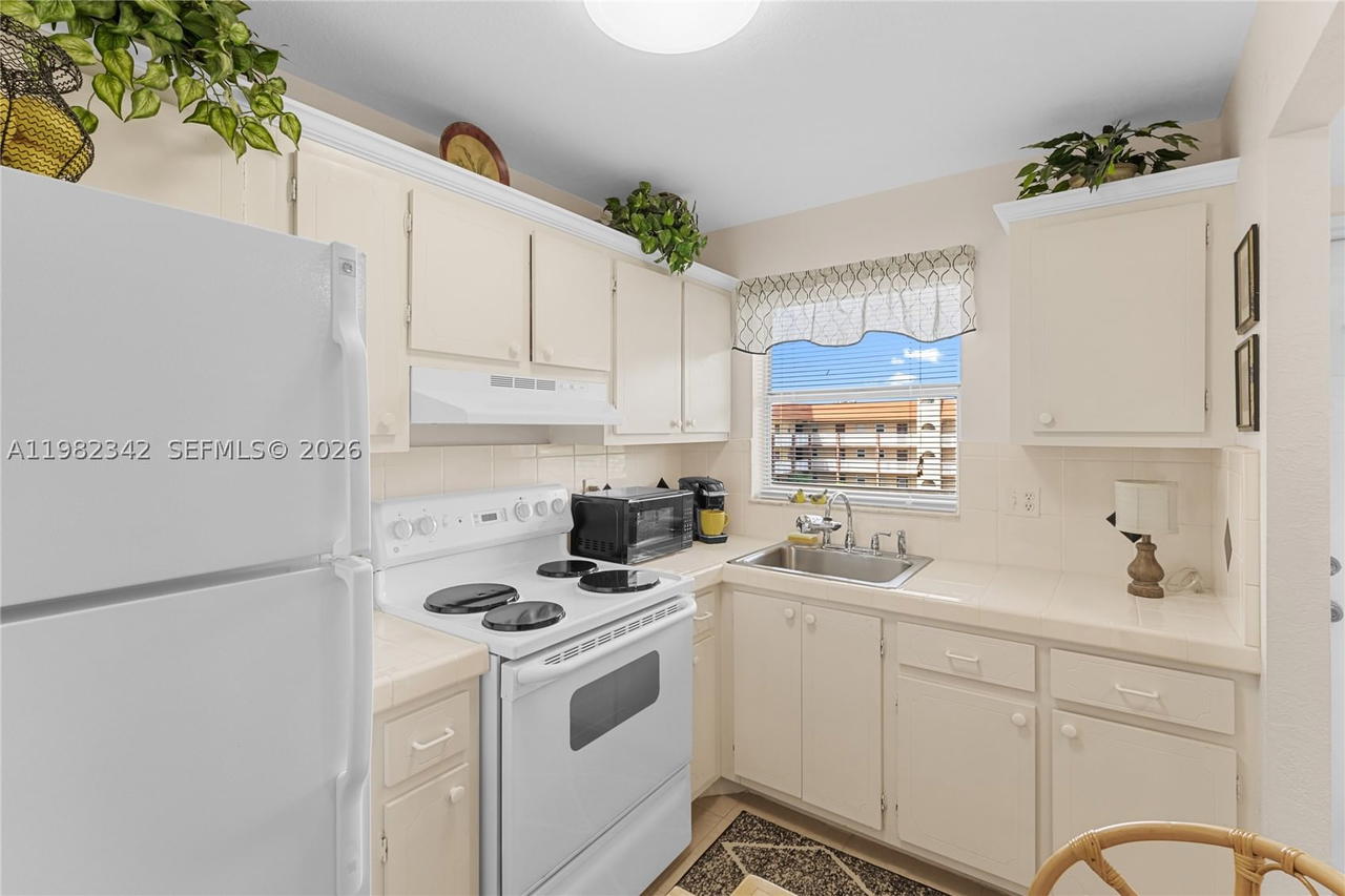 Real estate property located at 8950 Sunrise Lakes Blvd #309, Broward, Sunrise Lakes Phase 3, Sunrise, FL